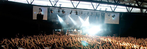Foto von der riesigen B�hne beim Balinger Rockfestival und tausend begeisterten, singenden Besuchern